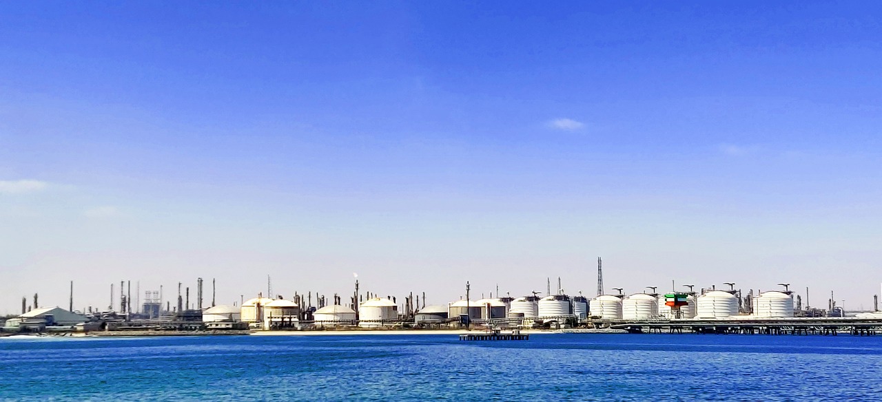 Oil storage tank